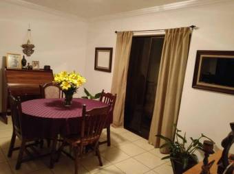 Se vende linda casa con patio en San Rafael de Escazú 23-210