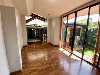 Se vende hermosa y espaciosa casa con patio en Heredia Centro 23-303