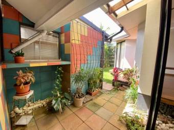 Se vende hermosa y espaciosa casa con patio en Heredia Centro 23-303