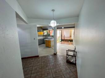 Se vende hermosa y espaciosa casa con patio en Heredia Centro 23-303