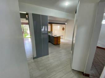 Se vende hermosa y espaciosa casa con patio en Heredia Centro 23-303