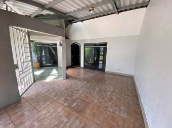 Se vende hermosa y espaciosa casa con patio en Heredia Centro 23-303