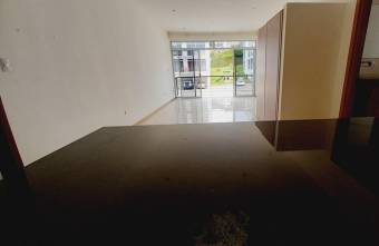 Se vende lindo y espacioso apartamento con terraza en Piedades de Santa Ana 23-1662