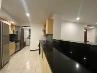 Se alquila lindo y espacioso apartamento con terraza en Santa Ana de San José 24- 329