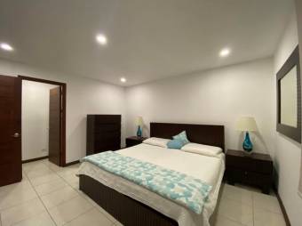 Se alquila lindo y espacioso apartamento con terraza en Santa Ana de San José 24- 329