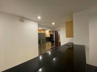 Se alquila lindo y espacioso apartamento con terraza en Santa Ana de San José 24- 329