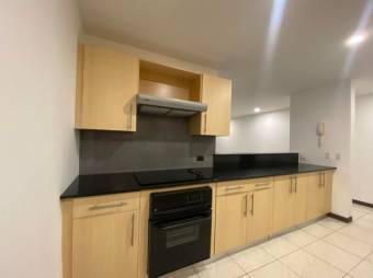 Se alquila lindo y espacioso apartamento con terraza en Santa Ana de San José 24- 329