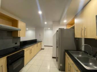 Se alquila lindo y espacioso apartamento con terraza en Santa Ana de San José 24- 329