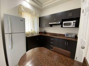 Se alquila lindo y espacioso apartamento en Escazú de San José 23-2080