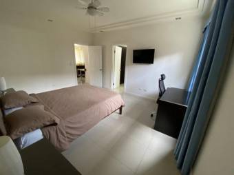 Se alquila lindo y espacioso apartamento en Escazú de San José 23-2080