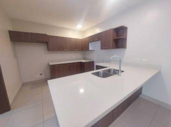 se alquila lindo y espacioso apartamento con terraza en El Limón 24-273