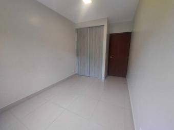 se alquila lindo y espacioso apartamento con terraza en El Limón 23-273