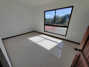 Se alquila hermosa y espaciosa casa con terraza y jardín en ciudad colon de mora 23-2632