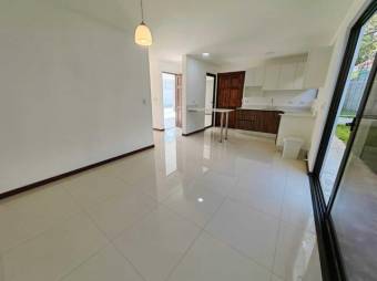 Se alquila hermosa y espaciosa casa con terraza y jardín en ciudad colon de mora 23-2632