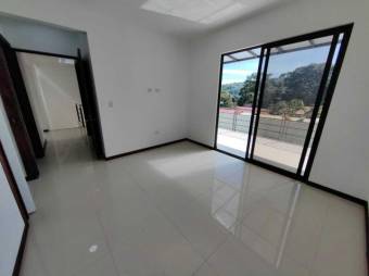 Se alquila hermosa y espaciosa casa con terraza y jardín en ciudad colon de mora 23-2632