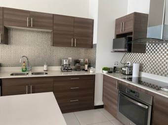 Se vende lindo y espacioso apartamento con terraza en Santa Ana de San Jose 23-326