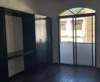  Espectacular casa de dos niveles a la venta en condominio en Pozos de Santa Ana.