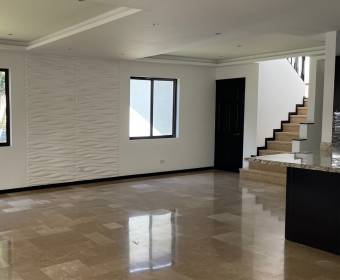  Espectacular casa de dos niveles a la venta en condominio en Pozos de Santa Ana.