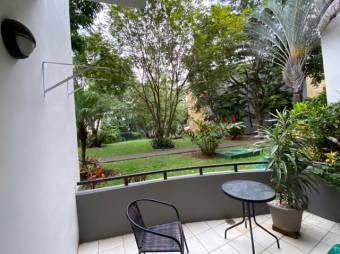 Se vende lindo y espacioso apartamento con terraza en Santa Ana de San José 24-245