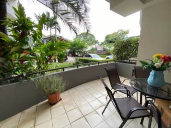 Se vende lindo y espacioso apartamento con terraza en Santa Ana de San José 24-245