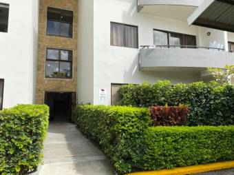 Se vende lindo y espacioso apartamento con terraza en Santa Ana de San José 24-245