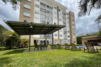 Se vende espacioso apartamento con terraza en Alajuela Centro 23-300