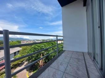 Se vende lindo y espacioso apartamento con terraza en La Uruca de San José 23-2758