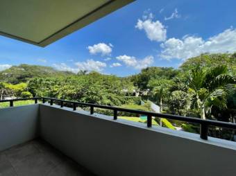 Se vende lindo y espacioso apartamento con terraza en Santa Ana de San José 23-1644