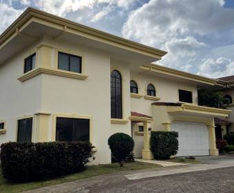 Casa esquinera de 3 habitaciones a la venta en condominio La Jolla en La Asunción de Belén.