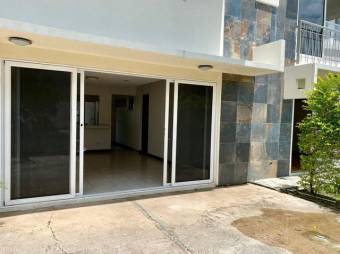 Se vende lindo apartamento con jardín privado en Ucara de Santa Ana 24-301