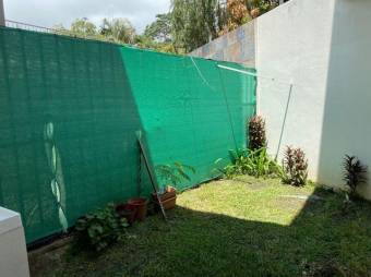 Se alquila lindo apartamento con jardín privado en Uruca de Santa Ana 24-301