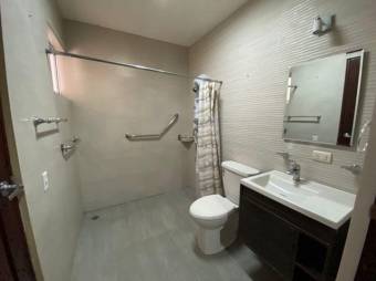 Se alquila lindo apartamento con jardín privado en Uruca de Santa Ana 24-301