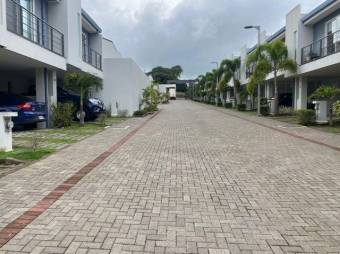 Se alquila linda y espaciosa casa con terraza en Santa Ana de San José  24-350