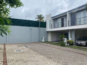 Se alquila linda y espaciosa casa con terraza en Santa Ana de San José  24-350