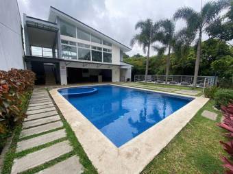 Se alquila linda y espaciosa casa con terraza en Santa Ana de San José  24-350