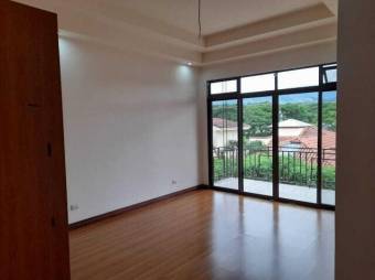 Se alquila hermosa y espaciosa casa con terraza en Santa Ana de San José 23-110