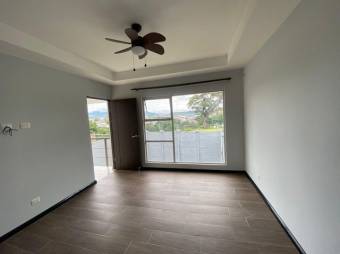 Se vende hermosa y espaciosa casa con terraza y patio en Ulloa de Heredia 24-349