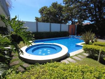 Se vende hermoso y espacioso apartamento en Uruca de San José 23-1430