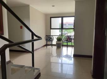 Se vende lindo apartamento con terraza en Santa Ana Centro 24-236