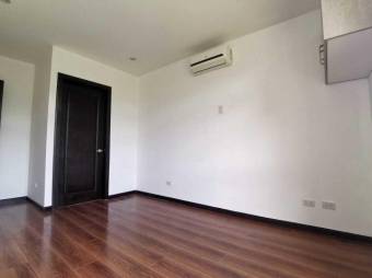 Se vende lindo y espacioso apartamento con terraza en Santa Ana 24-70