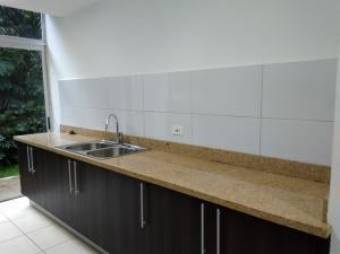 Se vende lindo y espacioso apartamento en Ulloa de Heredia 23-1427