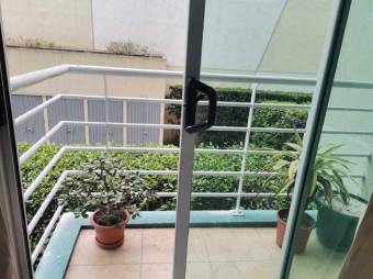 Se vende lindo y espacioso apartamento con terraza en Hatillo de San José 23-2372