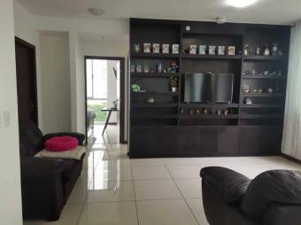 Se vende lindo y espacioso apartamento con terraza en Hatillo de San José 23-2372