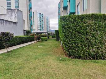 Se vende lindo y espacioso apartamento con terraza en Hatillo de San José 23-2372