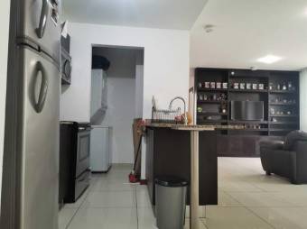 Se vende lindo y espacioso apartamento con terraza en Hatillo de San José 23-2372