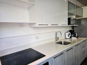 Se vende moderno y espacioso apartamento con piscina en Santa Ana 23-2354