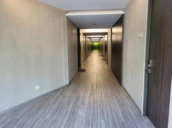 Se vende moderno y espacioso apartamento con piscina en Santa Ana 23-2354