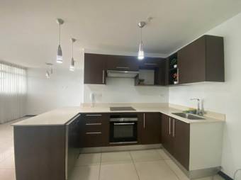 Se vende lindo y espacioso apartamento con terraza en Mata Redonda de San José 23-1404