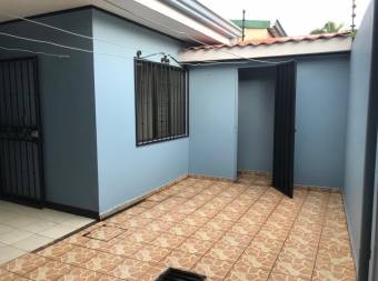 Se vende linda y espaciosa casa con patio en San Pablo de Heredia 23-3248