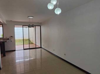 Se vende linda y espaciosa casa con patio en San Pablo de Heredia 24-162